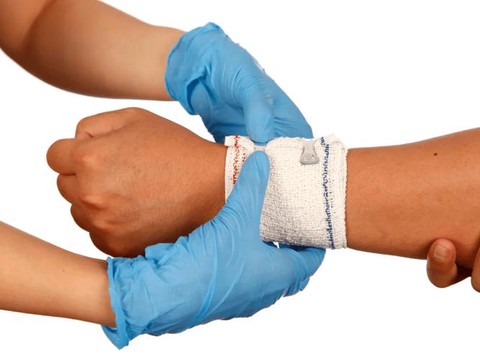 绝地大逃杀怎么打绷带